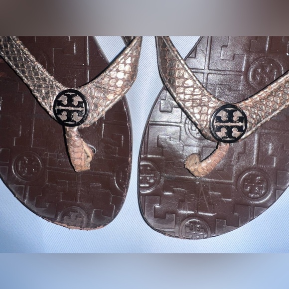 Tory Burch Metallic Grey Python Embossed Leather Thora Flat Thong Sandals Size 7 - Picture 2 of 6